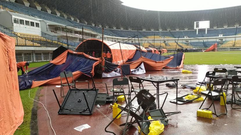 Belasan tenda tempat diselenggarakan vaksinasi massal di Stadion GBLA roboh akibat angin kencang dan hujan deras, Kamis (17/6) sore. 
