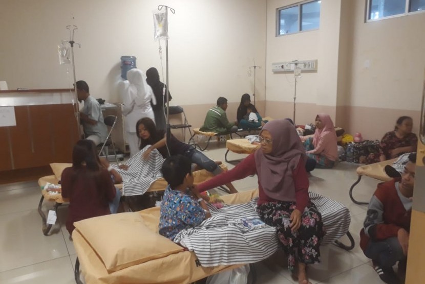 Belasan warga Cimahi dan Bandung Barat dirawat di RSUD Cibabat karena terkena penyakit DBD, Kamis (17/1). Mereka berada di ruang tambahan sebab ruangan pasien yang ada sudah penuh oleh pasien DBD dan pasien penyakit lainnya.(Republika/Fauzi Ridwan)