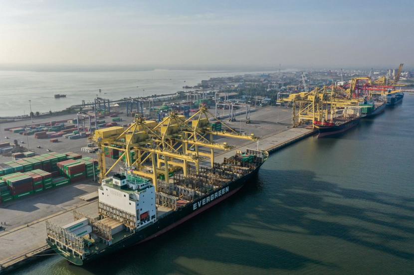 Belawan New Container Terminal (BNCT) melayani proses bongkar muat kapal bermuatan kontainer. 