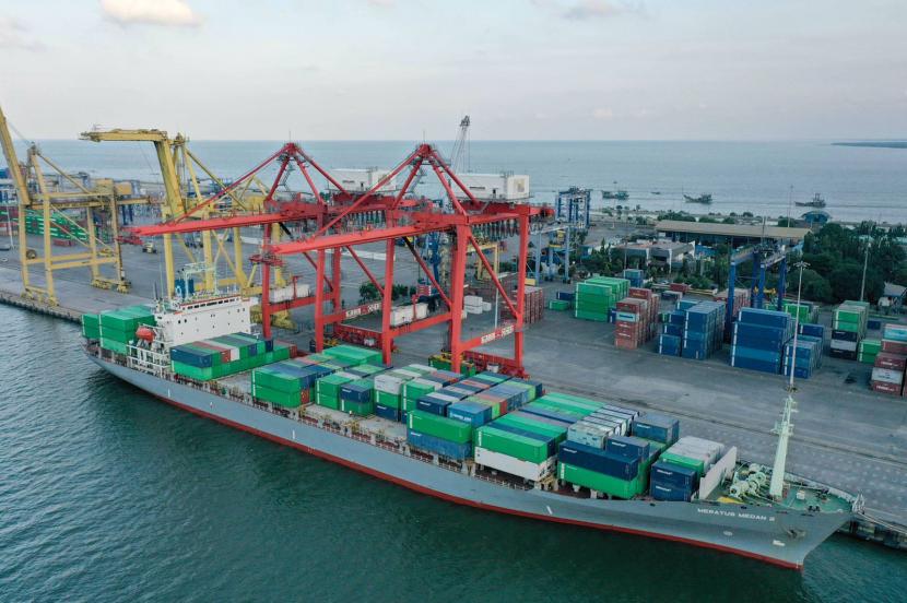 Belawan New Container Terminal (BNCT) melayani proses bongkar muat kapal bermuatan kontainer. 