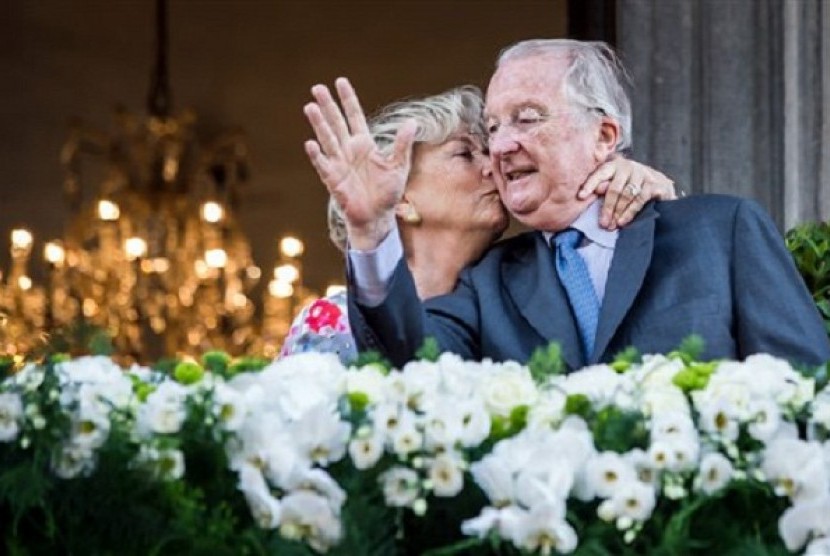 Belgium's King Albert II and Queen Paola wave to the crowd as they stand on the balcony of the City Hall in Liege, Belgium, during the last day of their 3-day farewell tour on Friday July 19, 2013. 