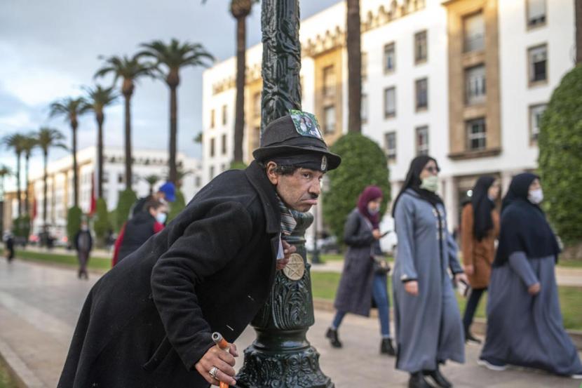 Belhussein Abdelsalam (58) menirukan komedian Inggris CHarlie Chaplin di kota Rabat, Maroko,