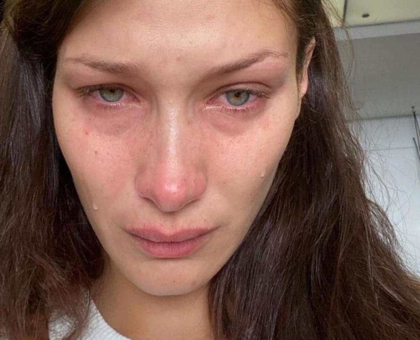 Bella Hadid memiliki alasan mengapa mengunggah serangkaian foto dirinya sedang menangis di Instagram. (ilustrasi)