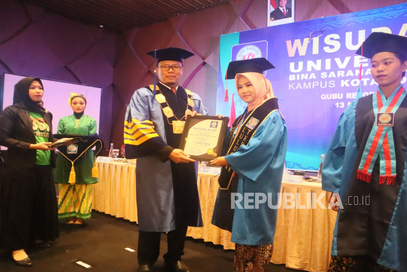 Bella Pesta, wisudawan asal Natuna, meraih IPK 4.00