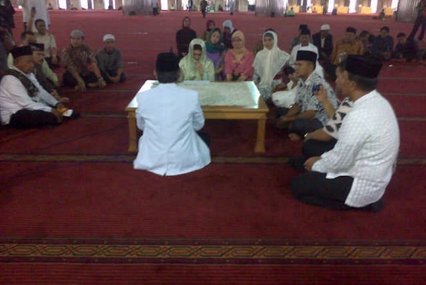 Bella Saphira saat mengucap dua kalimat syahadat di Masjid Istiqlal, Jakarta, Jumat (26/7) 