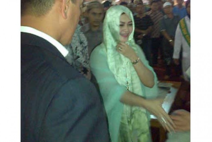 Bella Saphira usai mengucapkan kalimat dua syahadat di Masjid Istiqlal, Jakarta