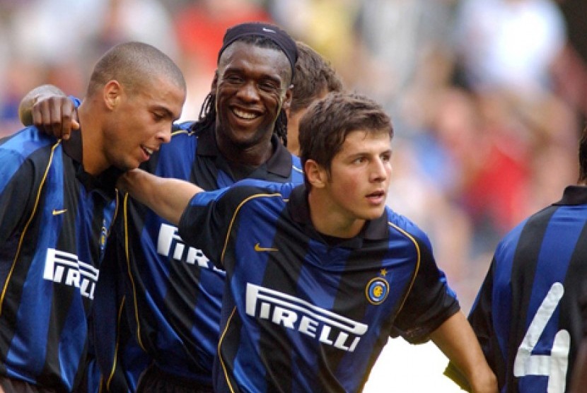 Belozoglu Emre, kanan, sedang merangkul rekan setimnya di Inter Milan Ronaldo.