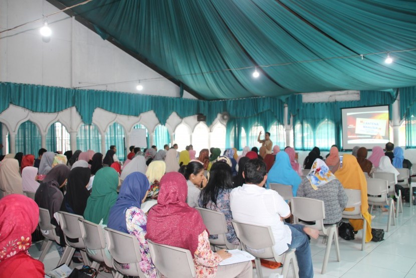 Belum lama ini KPM menggelar pelatihan cara berpikir suprarasional bagi 138 orang tua siswa, Ahad (9/12) di SD Insan Kamil Bogor, Jawa Barat. 