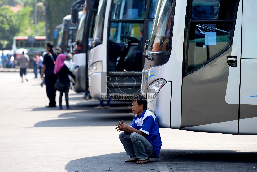 Awak bus AKAP menunggu penumpang di Terminal Bus Kampung Rambutan, Jakarta Timur.  (Republika/Wihdan)