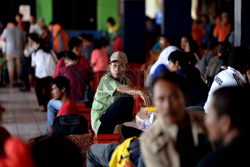 Belum Puncak Mudik. Pemudik menunggu pemberangkatan AKAP di Terminal Bus Kampung Rambutan, Jakarta Timur, Selasa (14/7).  (Republika/Wihdan)