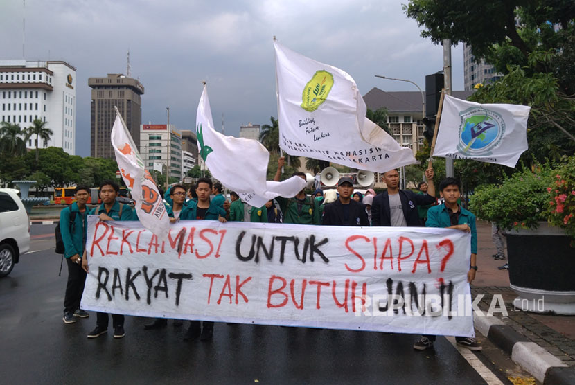 BEM se-Indonesia menggelar unjuk rasa, Senin (16/10).