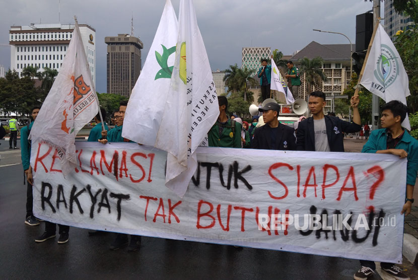 BEM se-Indonesia menggelar unjuk rasa, Senin (16/10).