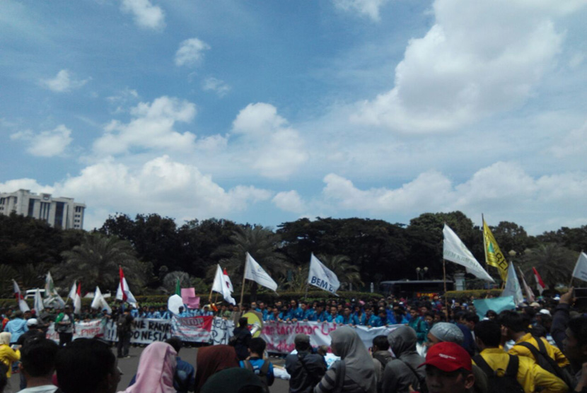  BEM Seluruh Indenesia (BEM SI) menggelar aksi Bela Rakyat 121 di Patung Kuda Monas. Mereka akan melakukan Longmarch ke Istana Negara, Kamis (12/1).