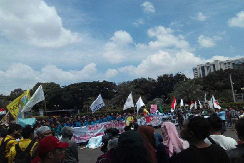  BEM Seluruh Indenesia (BEM SI) menggelar aksi Bela Rakyat 121 di Patung Kuda Monas. Mereka akan melakukan Longmarch ke Istana Negara, Kamis (12/1).