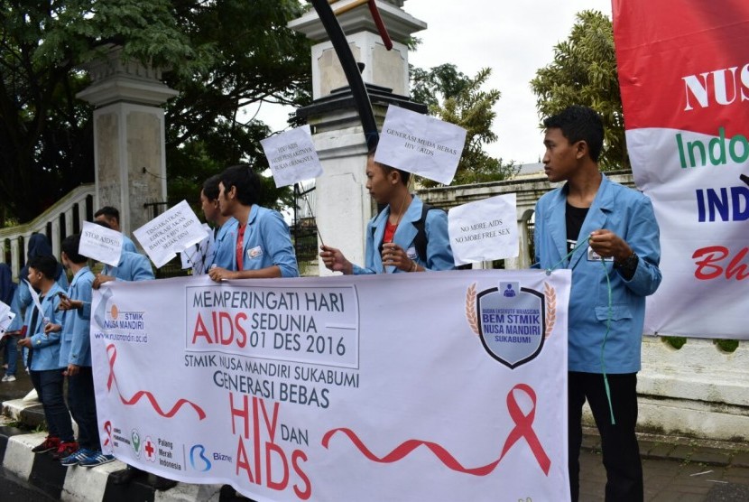 BEM STMIK Nusa Mandiri melakukan sosialisasi bahaya HIV AIDS di alun-alun kota Sukabumi, Jawa Barat.
