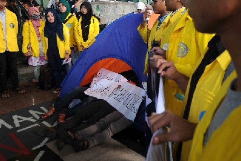  BEM UI memasang tenda saat aksi di depan gedung KPK, Selasa (27/1).