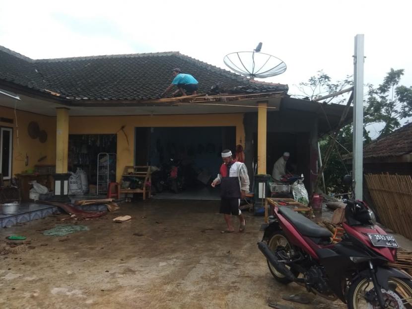 Bencana angin kencang melanda Kecamatan Gegerbitung, Kabupaten Sukabumi, Kamis (9/12) sore. Dampaknya sebanyak 16 unit rumah warga dan satu unit kandang domba mengalami kerusakan.