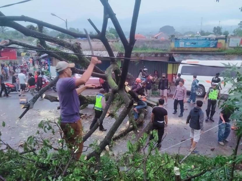 Bencana angin kencang yang melandan Kabupaten Sukabumi cukup marak akhir-akhir ini. Dalam sebulan terakhir, kejadian angin kencang mendominasi bencana di Sukabumi Jabar.