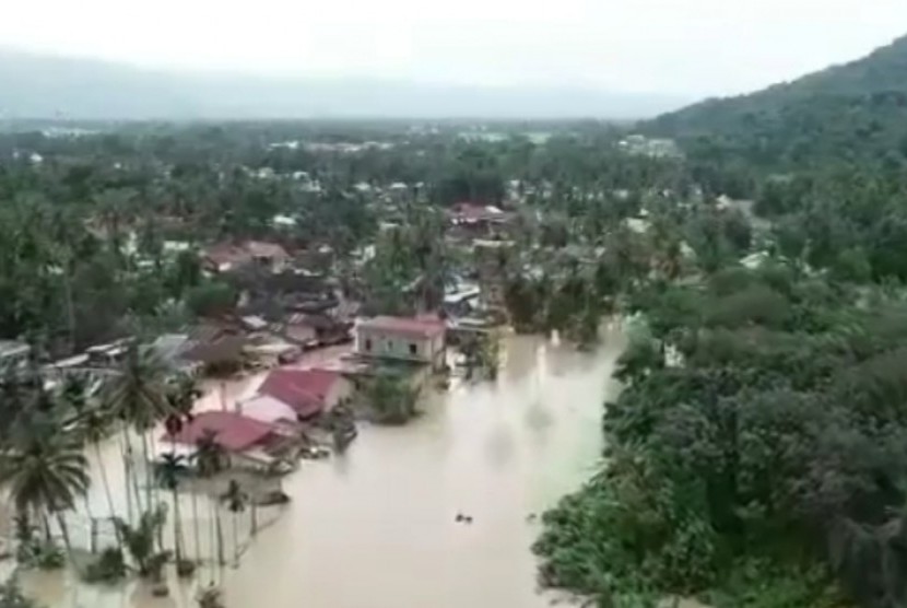 Bencana banjir yang melanda Kecamatan Sungai Pagu dan Muara Labuh, Kabupaten Solok Selatan, Jumat (13/12).