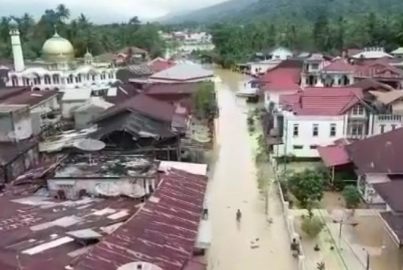 Bencana banjir yang melanda Kecamatan Sungai Pagu dan Muara Labuh, Kabupaten Solok Selatan, Jumat (13/12).