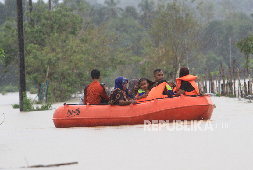 Banjir mendorong jutaan orang untuk meninggalkan rumah.