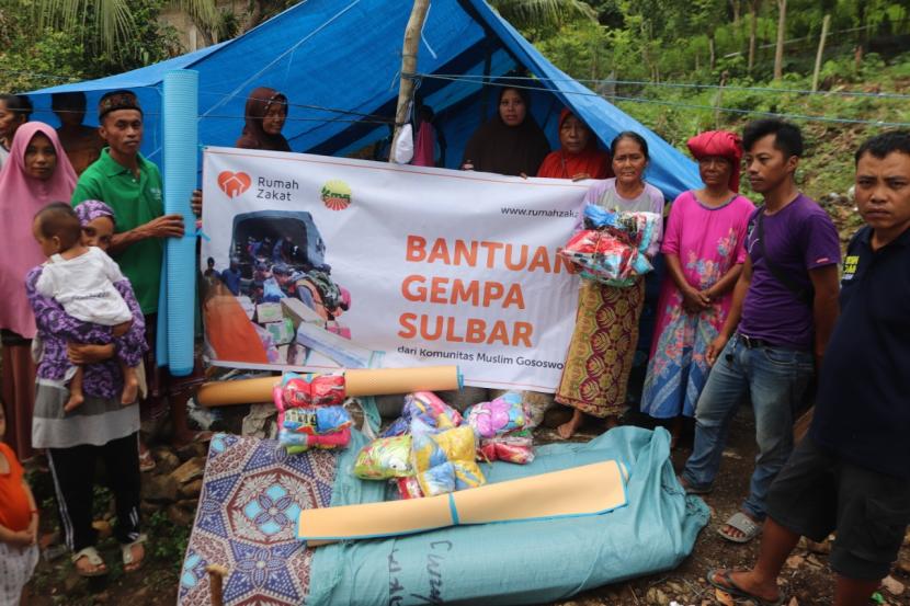 Bencana gempa bumi yang terjadi di wilayah Majene dan Mamuju, Sulawesi Barat dengan kekuatan magnitudo 6,2 pada 14 Januari 2021 lalu, telah merenggut korban jiwa dan berbagai kerusakan. Sebagai bentuk kepedulian terhadap sesame, Sabtu (13/2) Komunitas Muslim Gosowong melalui Rumah Zakat kembali salurkan bantuan untuk penyintas gempa Mamuju.