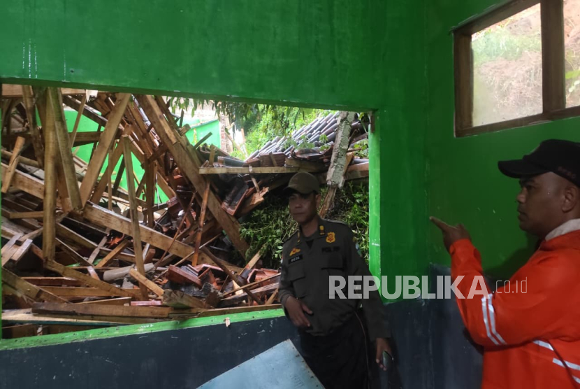 Bencana di Garut, Sejumlah Akses Jalan Penghubung Kecamatan Sempat Tertimbun Longsor