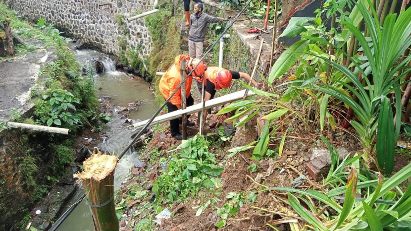 Bencana longsor di tembok salah satu rumah warga di pinggir bantaran sungai rusak di Kelurahan Sriwidari, Kecamatan Gunungpuyuh, Rabu (23/6)