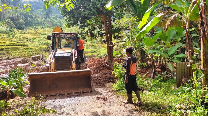 Bencana longsor menerjang Kampung Babakan Bungur RT 05 RW 01, Desa Cibodas, Kecamatan Palabuhanratu, Kabupaten Sukabumi, Jumat (25/3/2022) lalu. Dampak bencana tersebut menyebabkan jalan sempat tertutup material longsor dan menimbun areal persawahan.