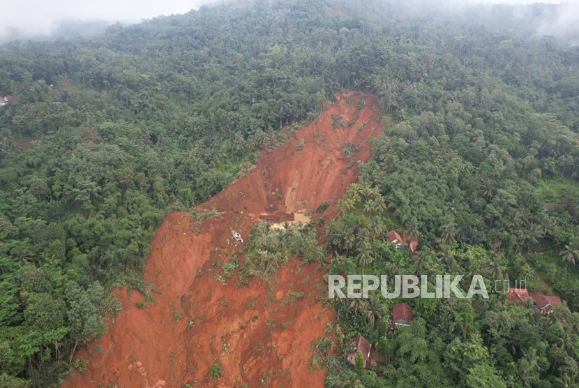 Bencana longsor terjadi di Dusun Tarukahan dan Cibuyut, Desa Cibeunying, Kecamatan Majenang, Cilacap, Jawa Tengah (Jateng), pada Kamis (13/11/2025) malam. Hingga Jumat (14/11/2025), tim SAR gabungan telah menemukan tiga korban jiwa. Terdapat 20 warga lainnya yang masih dinyatakan hilang akibat tertimbun longsor.