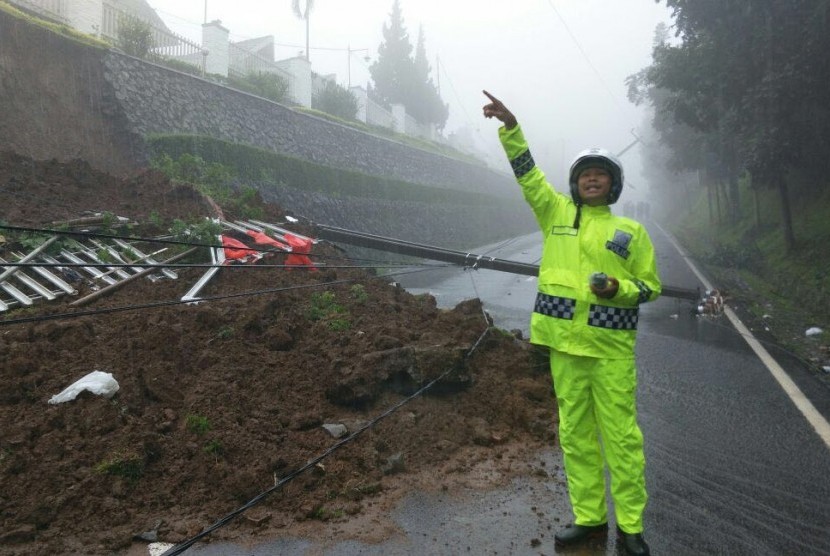  Bencana longsor terjadi di Puncak, Bogor, Senin (5/2) sekira pukul 09.20 WIB.