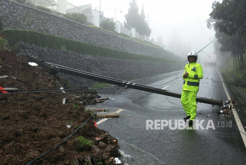 Bencana longsor terjadi di Puncak, Bogor, Senin (5/2) sekira pukul 09.20 WIB. 