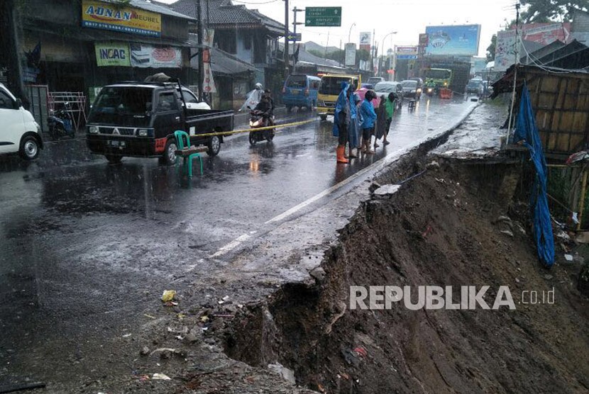 The landslide disaster occur in Puncak, Bogor, Monday (5/2) at around 09:20 pm.