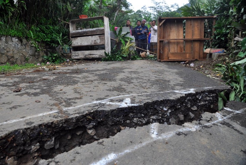 Bencana tanah bergerak.