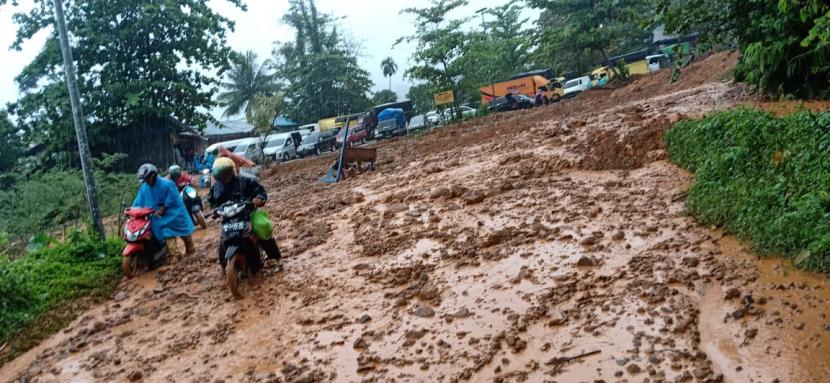 Bencana tanah longsor di Bungus Teluk Kabung, Kota Padang yang mengakibatkan Jalan Lintas Sumatera yang menghubungkan Sumatera Barat dengan Bengkulu via Pesisir Selatan terputus, Kamis (10/9)