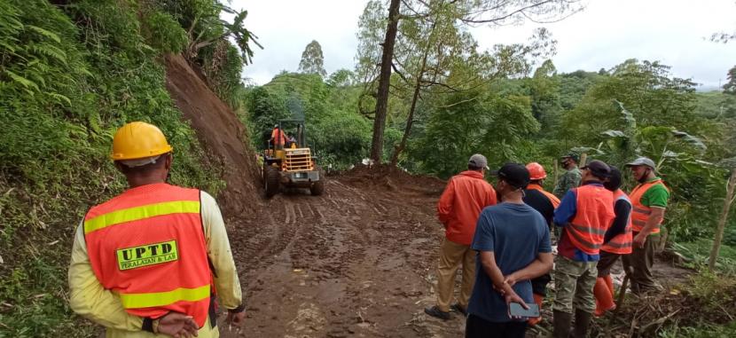 Bencana tanah longsor di Jalan Pura Luhur Giri Arjuno, Tulungrejo, Bumiaji, Kota Batu, Senin (25/1). 