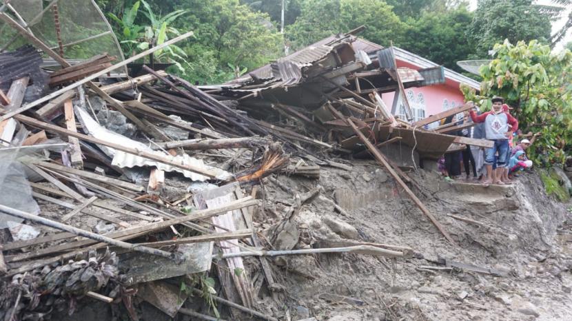 Bencana tanah longsor di kawasan Nagari Guguak Malalo, Kecamatan Batipuh Selatan, Kabupaten Tanah Datar, Sumatera Barat, Ahad (5/4) menewaskan dua korban. BPBD Tanah Datar tangani pandemi corona dan bencana longsor di saat bersamaan.