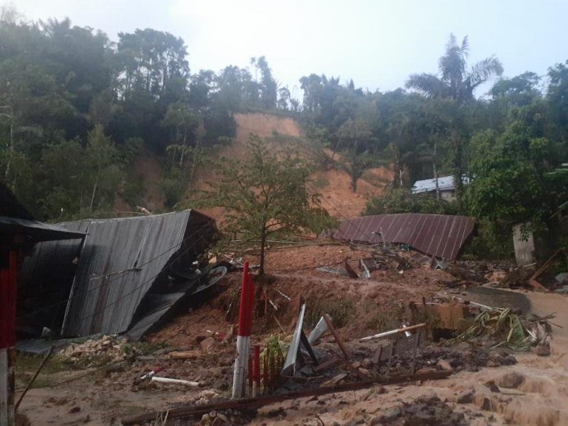 Bencana tanah longsor kembali menelan korban jiwa dan kerusakan rumah warga. Kali ini kejadian tersebut menerjang wilayah Kabupaten Toraja Utara di Provinsi Sulawesi Selatan. Peristiwa ini merupakan pertama kali diterima Pusdalops BNPB di awal Desember 2021. 