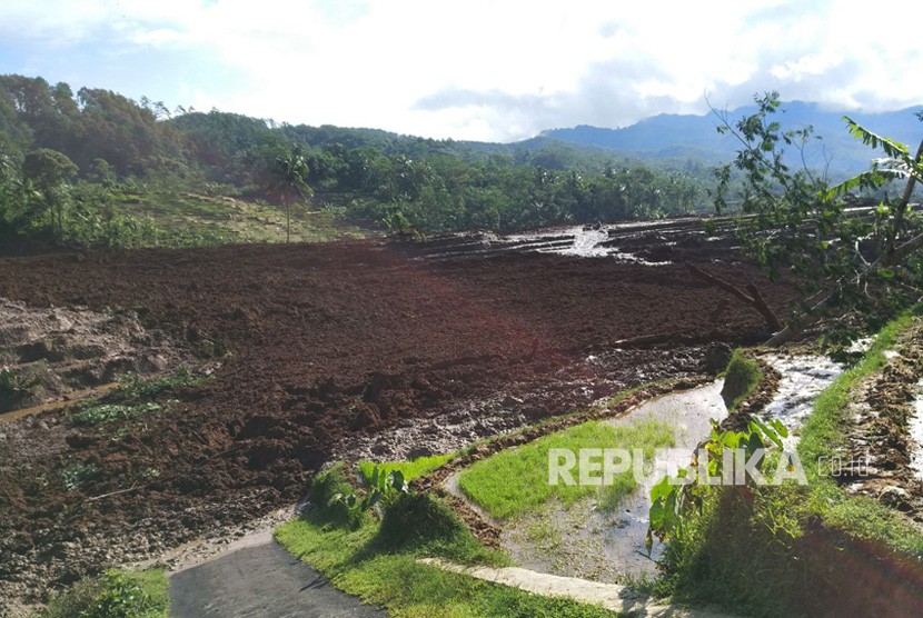 Bencana tanah longsor kembali terjadi Di Jawa Tengah. Longsor terjadi di Desa Pasir Panjang, Kecamatan Salem, Kabupaten Brebes, Jawa Tengah, Kamis (22/2) pukul 08:00 WIB. 