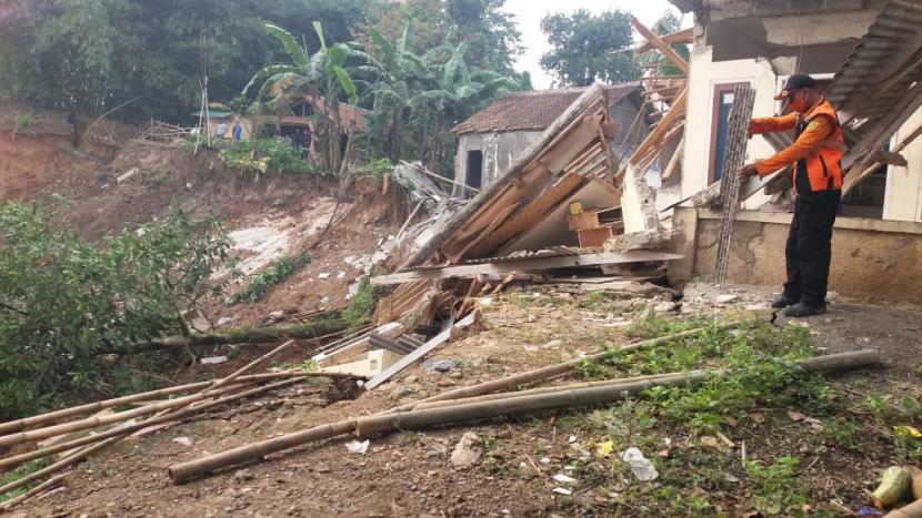 Bencana tanah longsor mengakibatkan rumah warga di Kabupaten Bogor, Provinsi Jawa Barat, Sabtu (11/9), rusak berat.