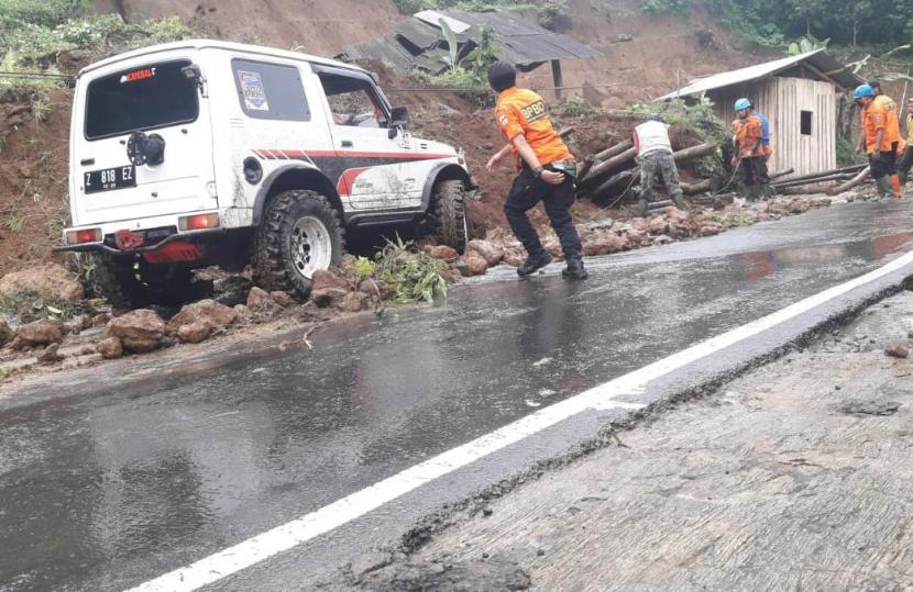 Bencana tanah longsor menimpa badan Jalan Garut-Tasikmalaya, tepatnya di Kecamatan Cilawu, Kabupaten Garut, Ahad (31/5). 