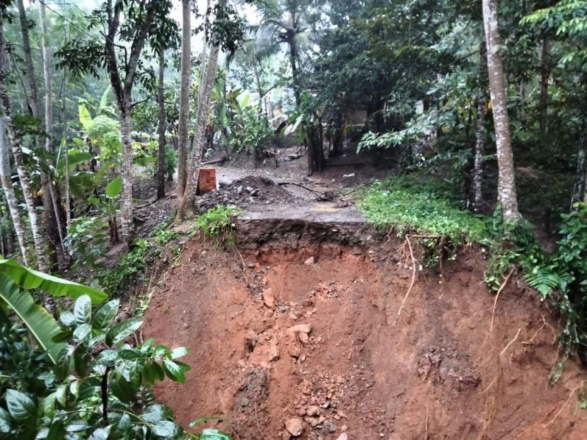 Bencana tanah longsor menyebabkan jalan desa di Kecamatan Bojongasih, Kabupaten Tasikmalaya, terputus, pada Senin (13/9).