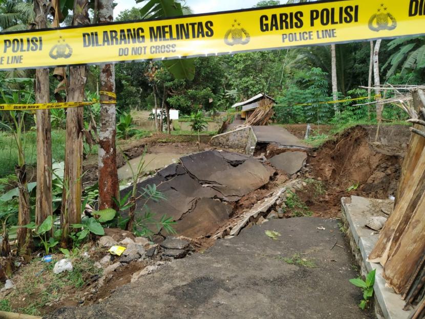 Bencana tanah longsor terjadi di Kampung Ciwasmandi, Kelurahan Singkup, Kecamatan Purbaratu, Rabu (18/11). Akibatnya, jalan di lingkungan itu terputus dan satu rumah warga terancam. 