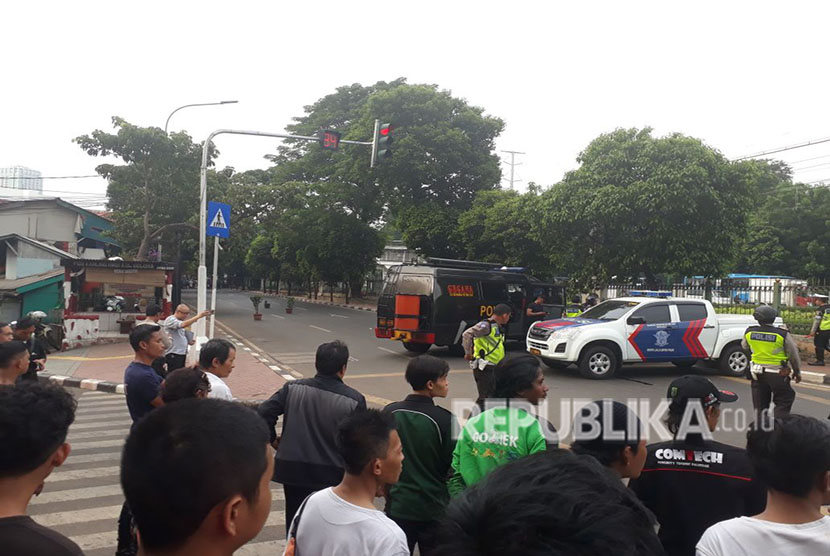 Benda mencurigakan diduga bom ditemukan pengendara ojek online di sekitar Stasiun Pal Merah, Jakarta Barat, Selasa (15/5).