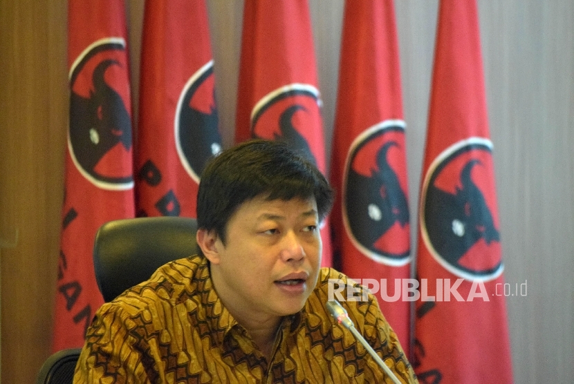 Bendahara Fraksi PDIP Alex Lukman saat memberikan pandangan terkait Tax Amnesty di Kompleks Parlemen, Senayan, Jakarta, Kamis (14/4). (Republika/Rakhmawaty La'lang)