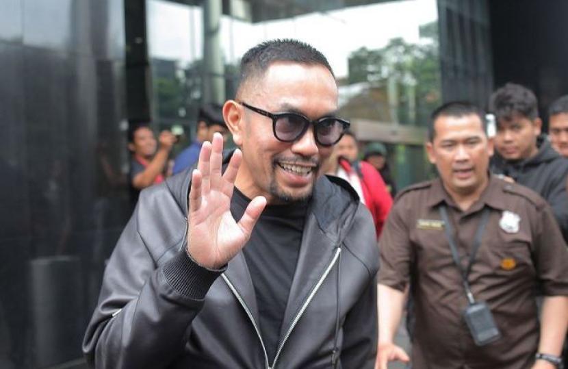 Bendahara Umum DPP Partai Nasdem, Ahmad Sahroni berjalan ke luar ruangan usai menjalani pemeriksaan di Gedung KPK, Jakarta Selatan, Jumat (22/3/2024). 