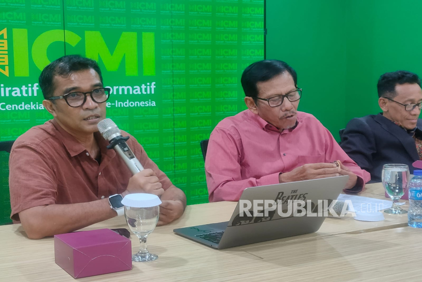 Bendahara Umum Majelis Pengurus Pusat (MPP) Ikatan Cendekiawan Muslim se-Indonesia (ICMI) Andi Irman Idris Patiroi (memegang mic).