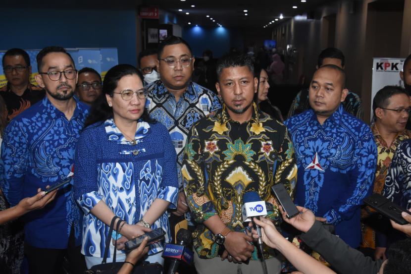 Bendahara Umum Partai Demokrat Renville Antonio (tengah) meninggal akibat kecelakaan lalu lintas di jalur pantura Desa Mojosari, Kecamatan Asembagus, Kabupaten Situbondo, Jatim, Jumat (14/2/2025).