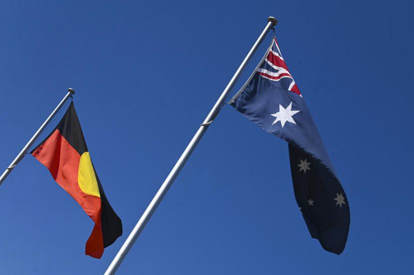 Bendera Aborigin berkibar di samping bendera Australia. Ilustrasi.