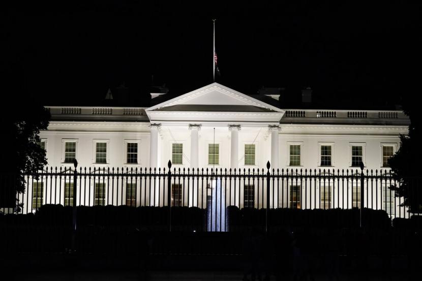 Bendera Amerika berkibar setengah tiang di Gedung Putih setelah Presiden Joe Biden berbicara tentang penembakan massal di Sekolah Dasar Robb di Uvalde, Texas, dari Gedung Putih, di Washington, Selasa, 24 Mei 2022.
